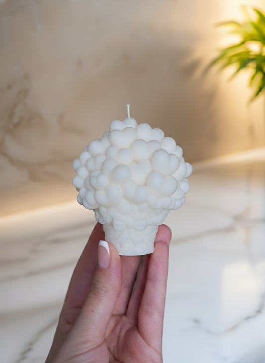 Rankų darbo žvakė Širdelių debesėlis iš 100% natūralaus vaško – unikali dovana Valentino dienai.